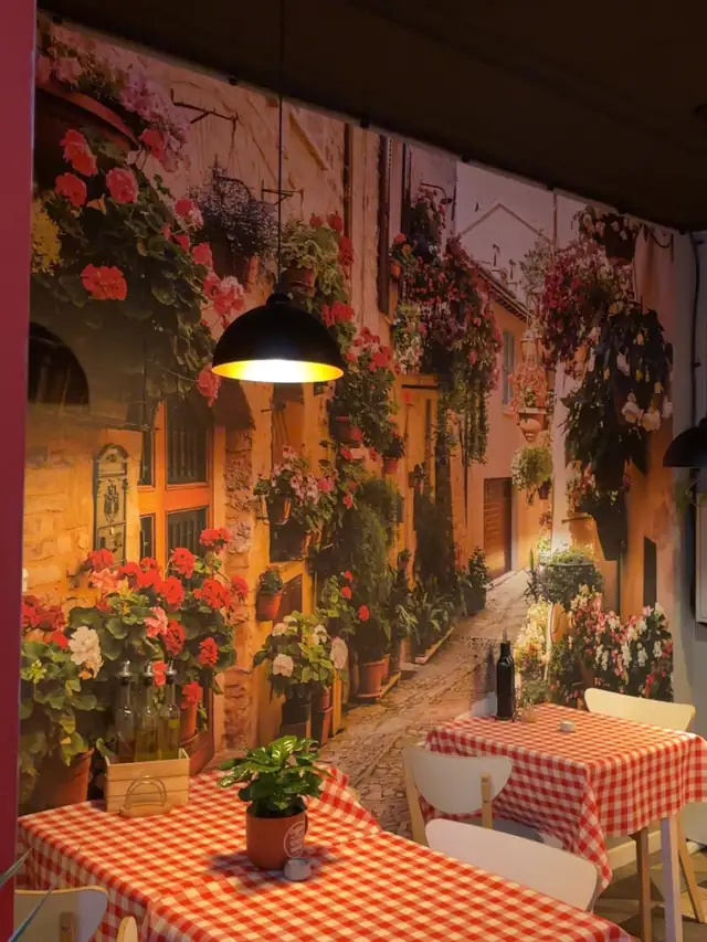 Mural z włoską uliczką