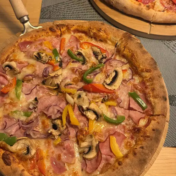 Dwie pizze na deskach