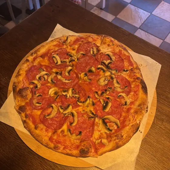 Pizza z salami i cebulą
