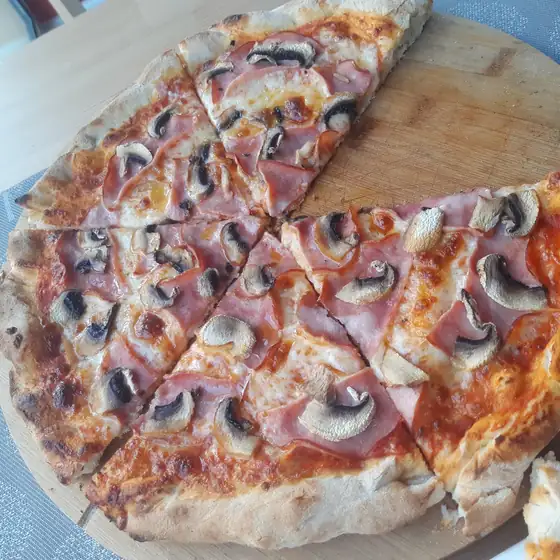 Pizza z szynką i pieczarkami
