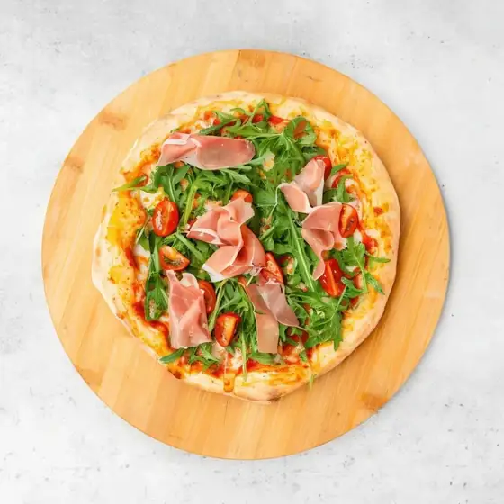 Pizza z szynką parmeńską i rukolą