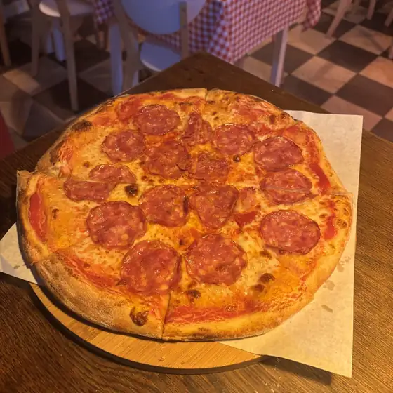 Pizza z salami pepperoni