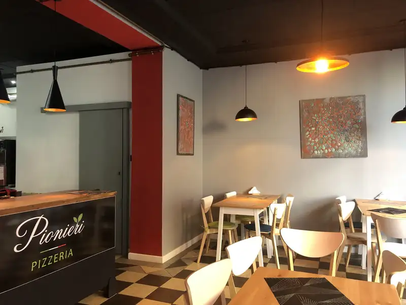 Sala z czerwoną ścianą