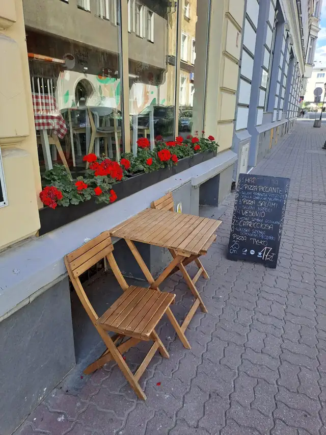 Stoliki przed wejściem